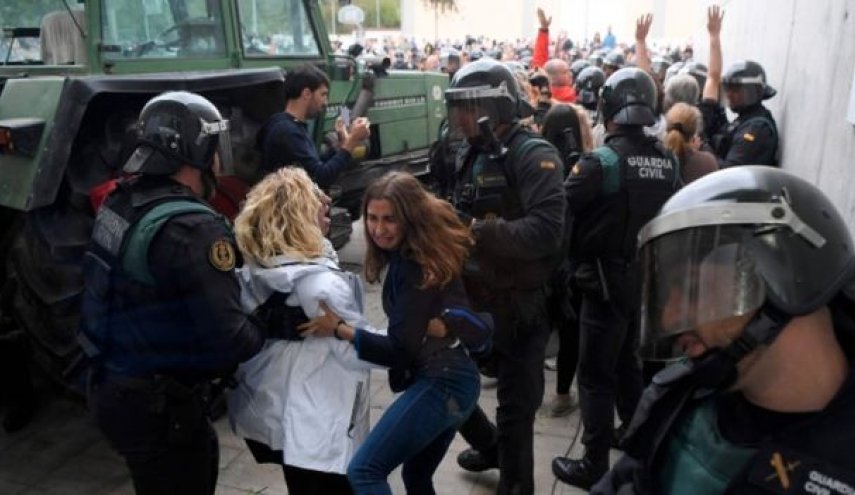 Catalan referendum: Voting begins amid police crackdown
