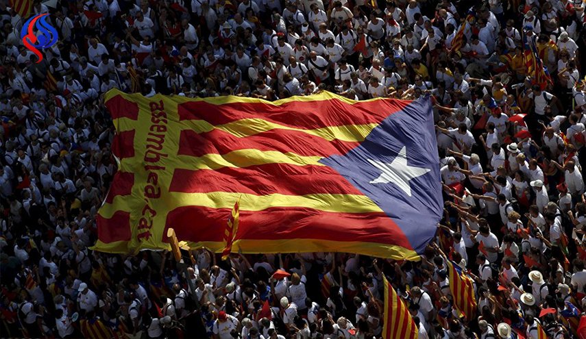 رئيس إقليم كتالونيا يقترح تعليق إعلان الانفصال عن إسبانيا