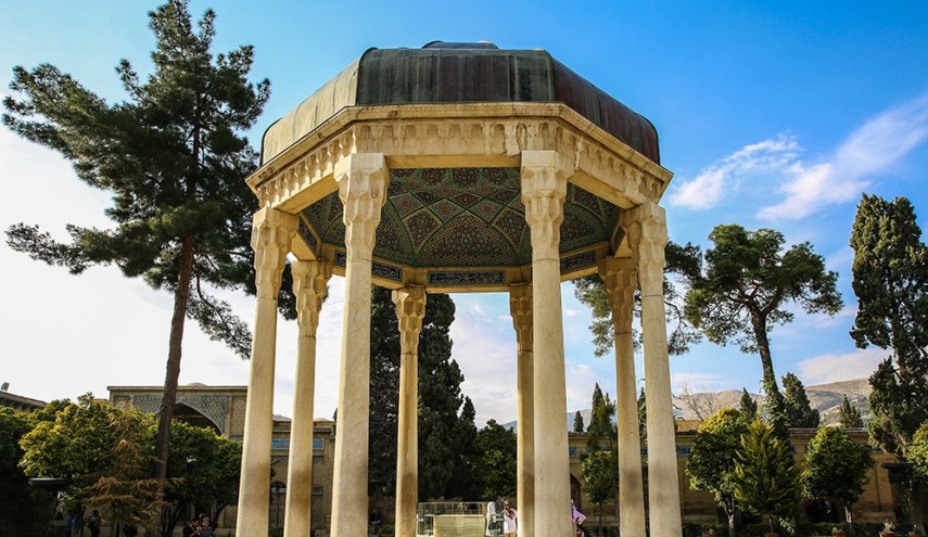 مقبرة الشاعر الإيراني حافظ الشيرازي في ايران 