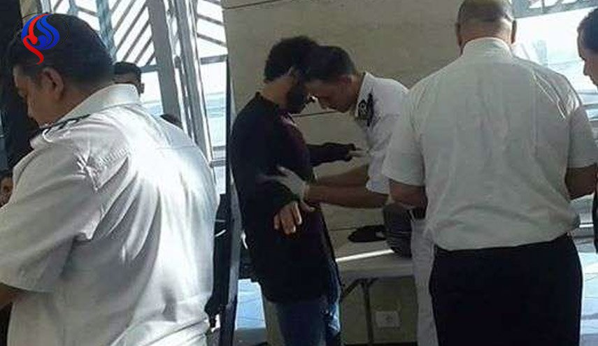 محمد صلاح نجم المنتخب المصري يخضع للتفتيش في المطار