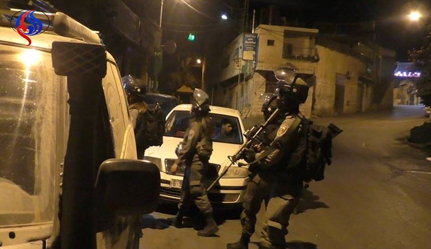 الاحتلال يعتقل خمسة مواطنين بالضفة الغربية 
