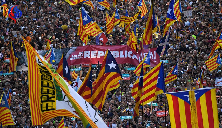 برشلونة تغلي.. ومئات الآلاف في الشارع