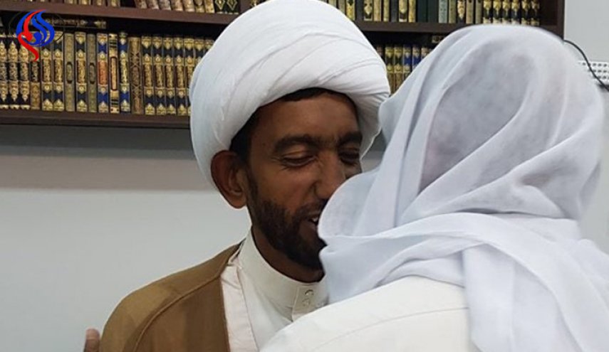 عالم دين بحريني يعانق الحرية بعد عامين قضاهما في السجن 