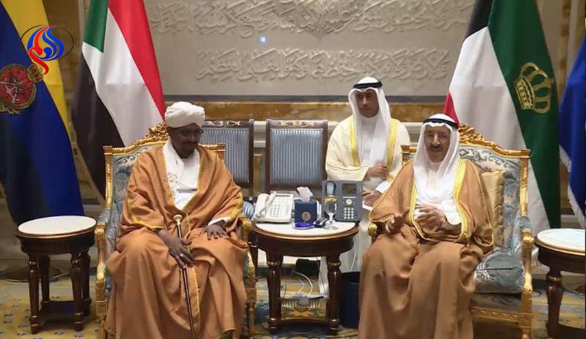البشير في الكويت لبحث التطورات في المنطقة وجهود إعمار السودان