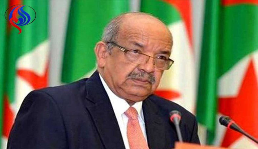 رواد الإنترنت يسخرون من وزير الخارجية الجزائري.. والسبب؟