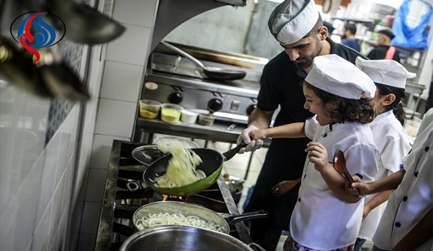 “الشيف الصغير”..معلم الأطفال الفلسطينين في فنون الطهي 