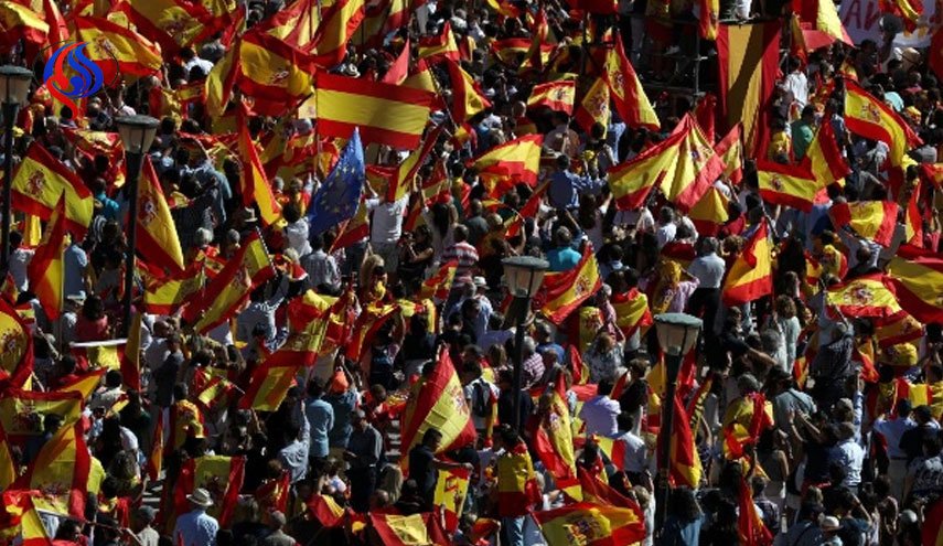 مخالفان استقلال كاتالونيا در پایتخت اسپانیا تظاهرات کردند