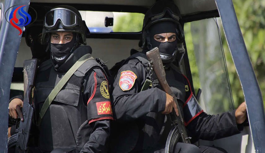 اعتقال ضابط مصري يساعد تجار مخدرات على ترويج الهيروين