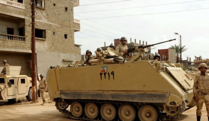 مصر تعلن تدمير سيارات حاولت اختراق الحدود الغربية مع ليبيا