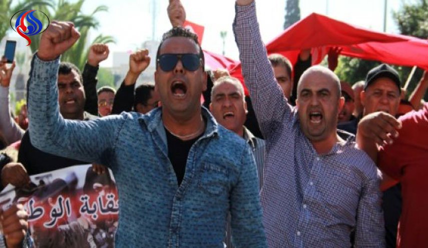 مظاهرة الشرطة التونسية طلبا 