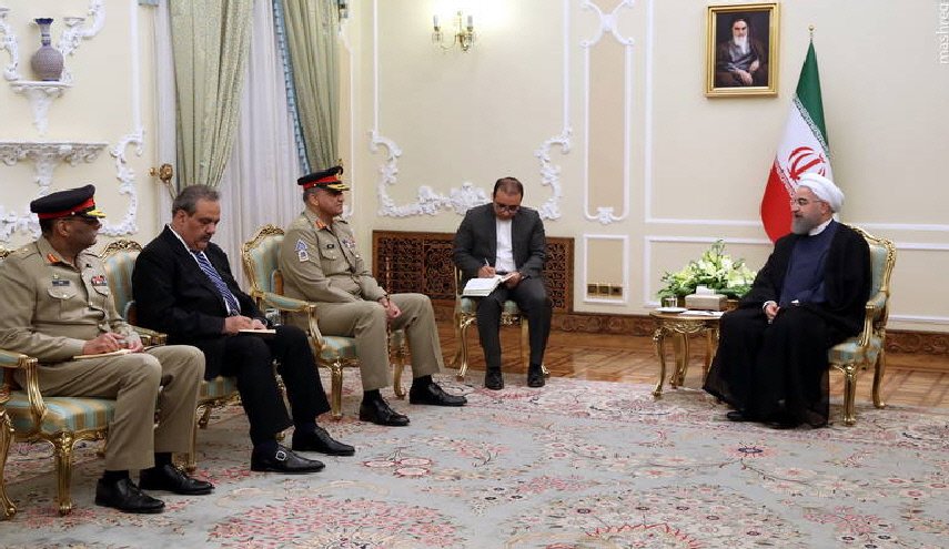 روحاني: ايران ترحب بتطوير التعاون الدفاعي والعسكري مع باكستان