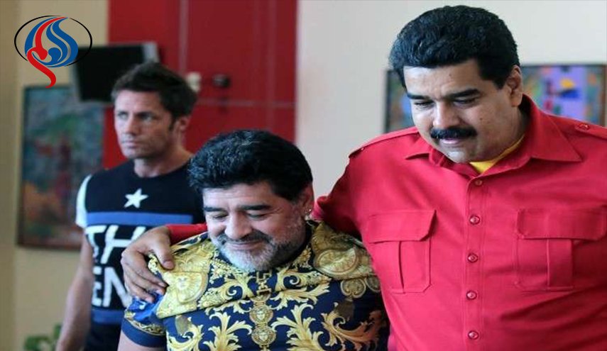 مارادونا والرئيس الفنزويلي سیلعبون في فريق واحد