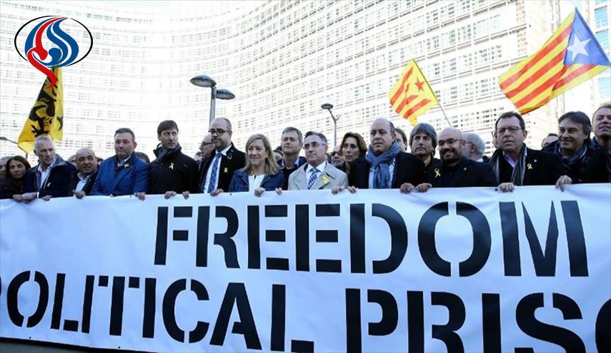 200 رئيس بلدية كتالوني يتظاهرون دعما لحكومة الانفصال المقالة