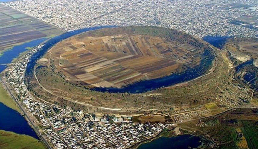 مدينة زيكو في المكسيك، والتي أصبحت تحيط بفوهة بركان خامد منذ آلاف السنين. يتميَّز داخلها بأنه خصب جدًا ويستخدم للزراعة.