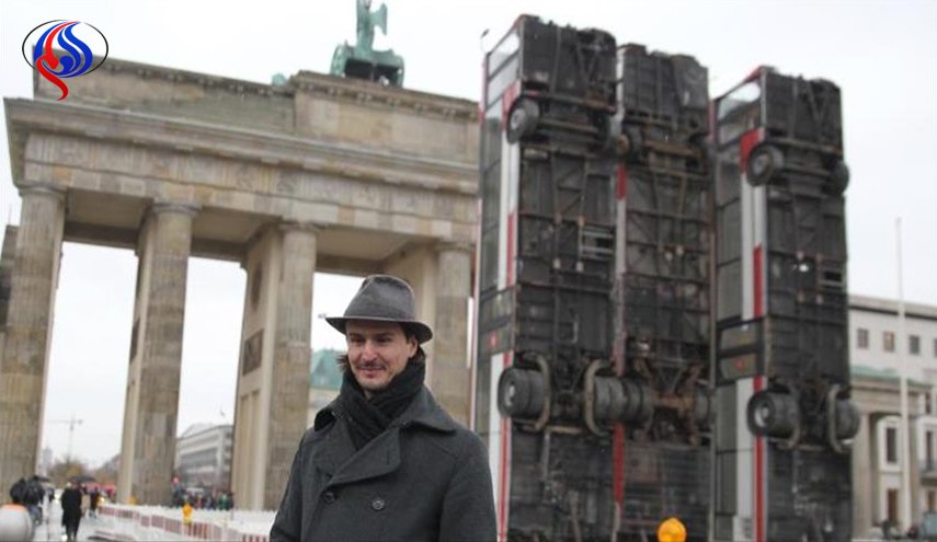 بالصور.. ثلاث حافلات عمودية..هذا ما شيّده فنان سوري في برلين والسبب؟ 