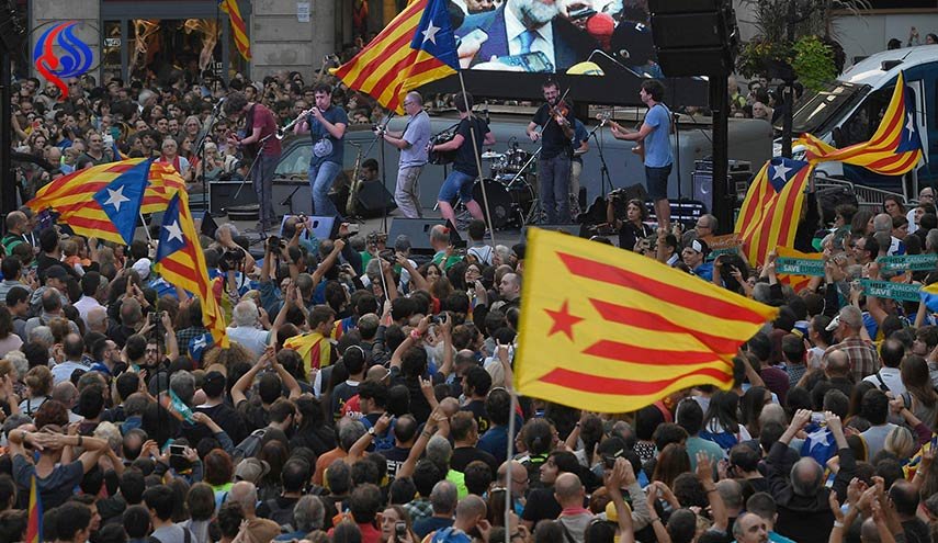 750 الف متظاهر في برشلونة يطالبون بالافراج عن المسؤولين الانفصاليين