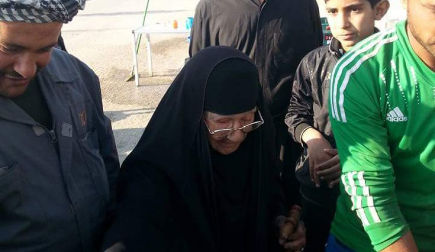 سيدة تبلغ من العمر131 عاما تقدم الطعام خدمة لزوار الامام الحسين عليه السلام