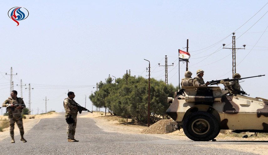الجيش المصري يضبط متشددين وسيارات محملة بمواد لتصنيع متفجرات بسيناء
