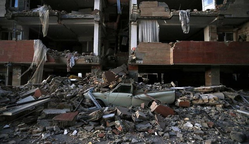 Iranian president promises to rebuild quake-hit area