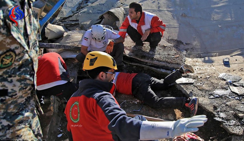 الحكومة الايرانية تخصص مساعدات مالیة للمتضررین بالزلزال
