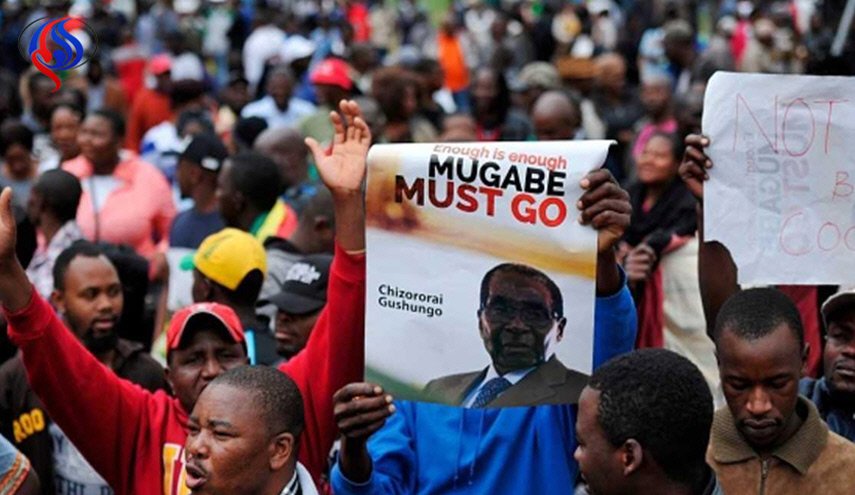 الآلاف في شوارع هراري ابتهاجا بسقوط موغابي المحتمل