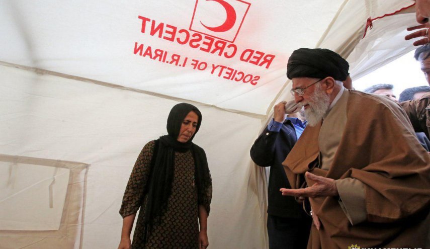 حضور رهبر انقلاب در چادرهای اسکان زلزله‌زدگان در روستای کوئیک کرمانشاه

