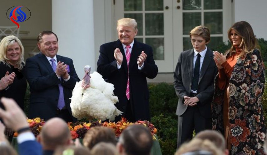 بالصور.. ترامب وعائلته يعفون عن ديك رومي بمناسبة عيد الشكر