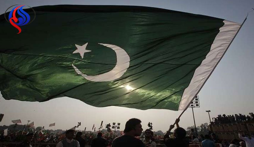 الحكومة الباكستانية تدعو الجيش لتفريق محتجين
