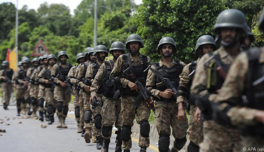 باكستان تستدعي الجيش اثر مواجهات لفض اعتصام بالعاصمة 
