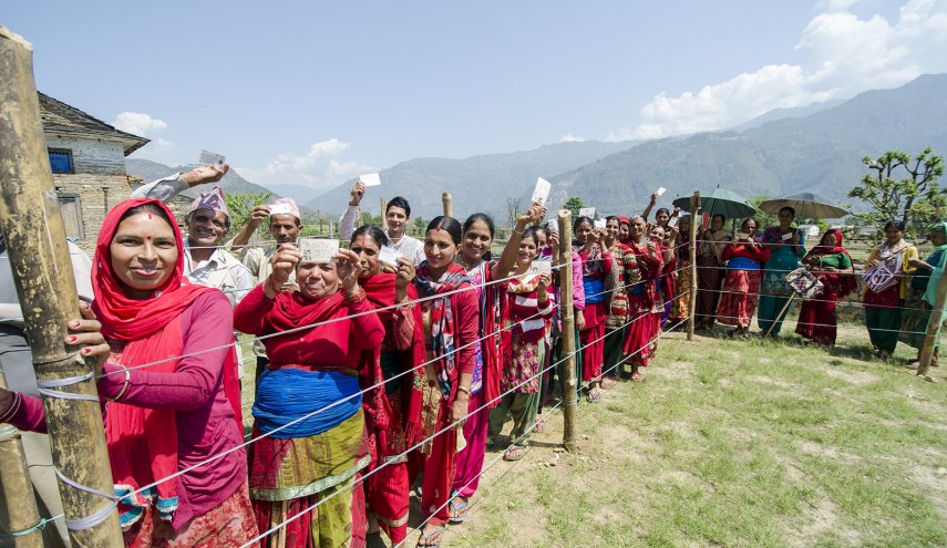 النيباليون يتوجهون الى مراكز الاقتراع في انتخابات تاريخية