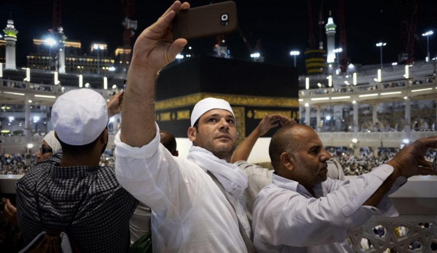 Saudi Arabia bans selfies at Islam's two holiest sites
