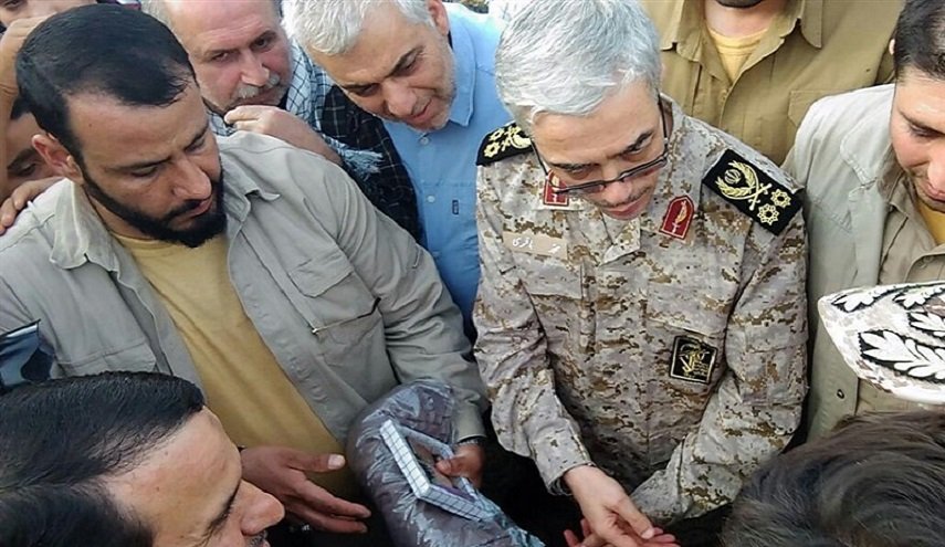 قائد اركان جيش ايران يزور المناطق المنكوبة بالزلزال