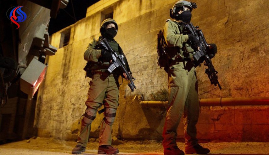 الاحتلال يعتقل 14 فلسطينيًا بالضفة