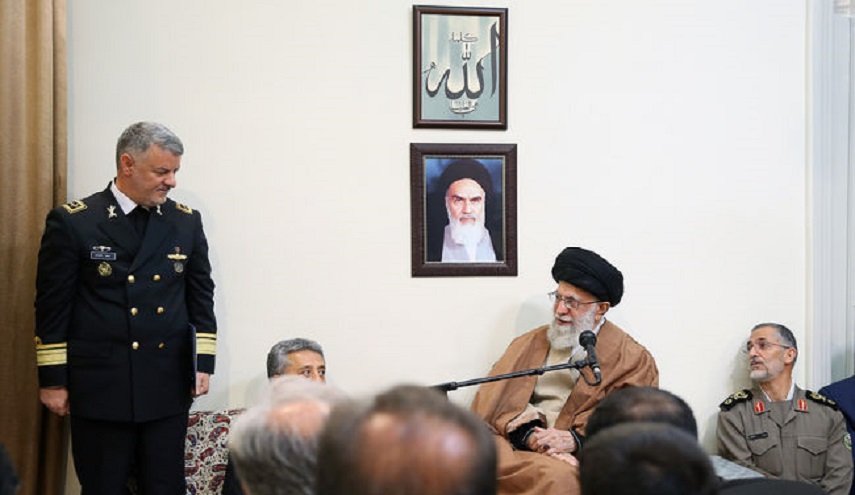 قائد الثورة يشدد على استمرار تواجد البحرية الإيرانية في المياه الحرة