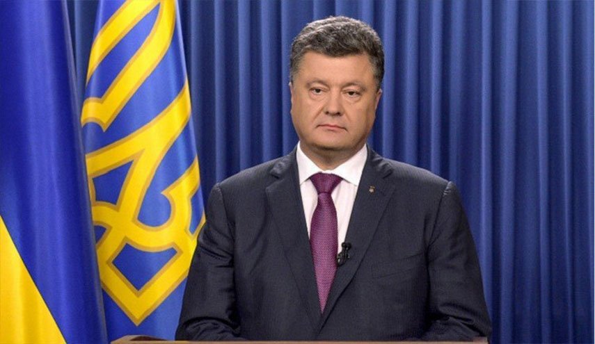 ماذا يحمل الرئيس الأوكراني بشكل دائم تحت معطفه؟! (صورة)