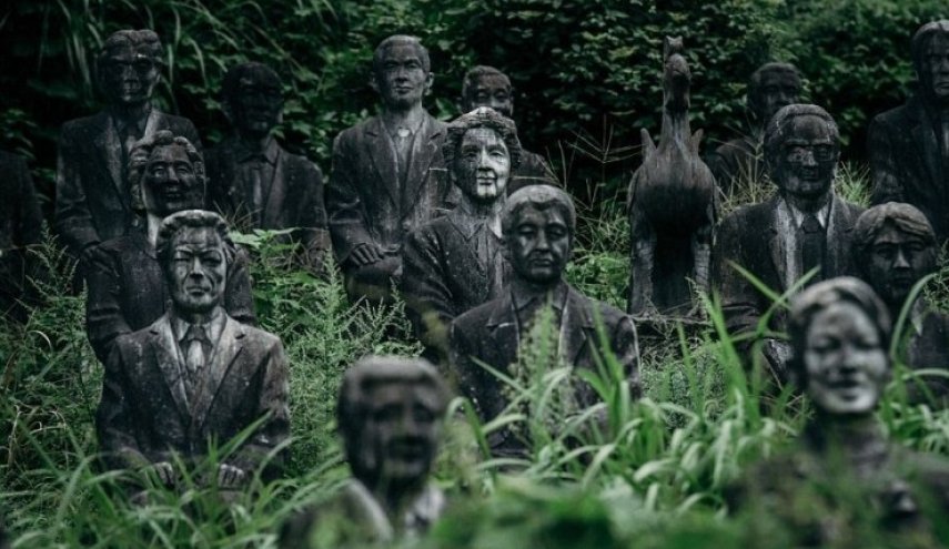 الحديقة اليابانية المهجورة و 800 تمثال يحدق في الزوار