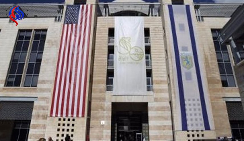 بالصور .. رفع العلم الاميركي على مبنى بلدية القدس