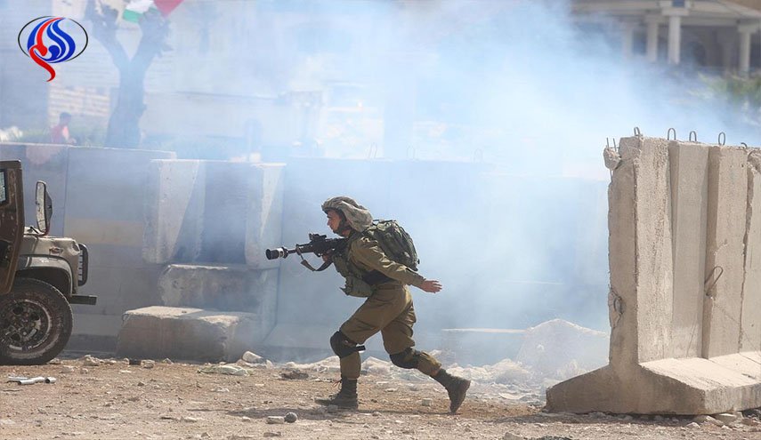 استهداف طاقم قناة العالم بالغازات السامة في فلسطين 