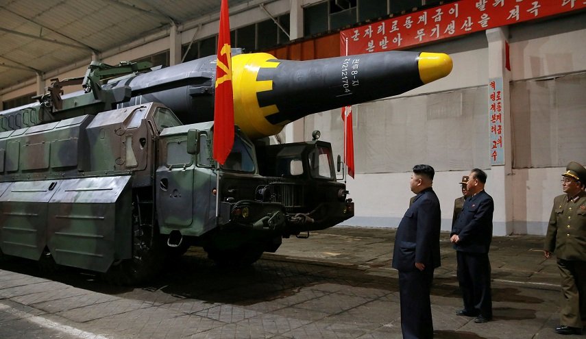 بهذه الطريقة الغريبة يحتفل زعيم كوريا الشمالية بإطلاق صاروخ + صورة