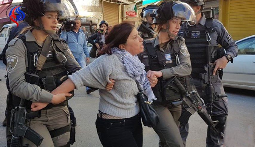 الاحتلال يقمع المتظاهرين بالقدس ويعتقل نائبة ومدير الاسير الفلسطيني+صور