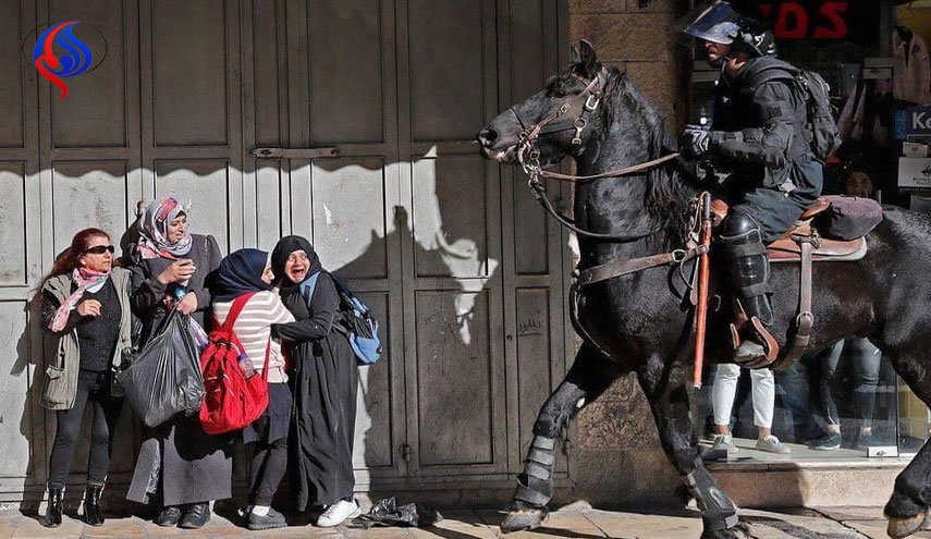 بالصور... الاحتلال يعتدي على الاطفال والنساء وطلاب المدارس