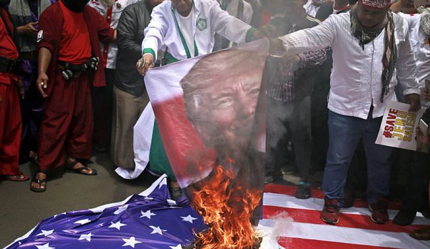 Indonesians burn US flags in 4th day of al-Quds protests

