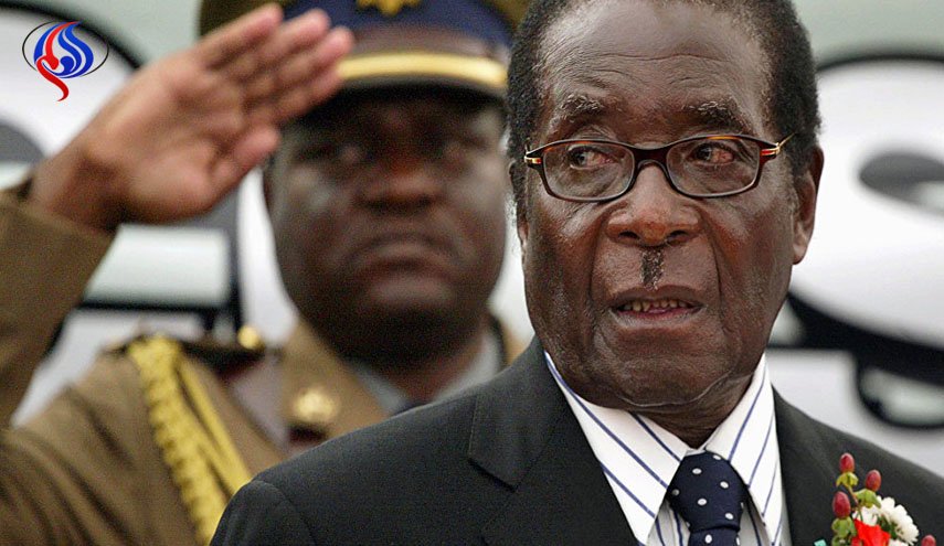 أول رحلة لرئيس زيمبابوي السابق منذ الإطاحة به.. إلى أين؟