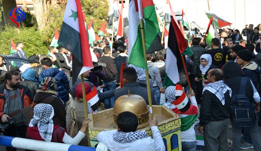 تحصن جوانان فلسطینی و سوری مقابل  دفتر سازمان ملل متحد در دمشق