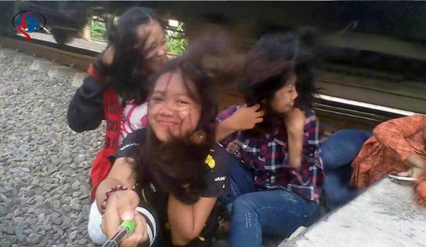 سيلفي القطار كاد يودي بحياة مراهقة في إندونيسيا (صور)