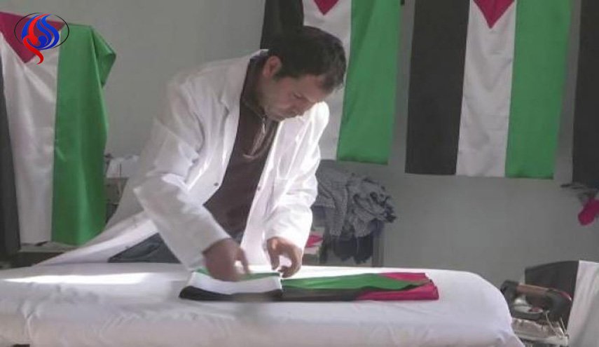 نصرة للقدس.. تونسي يصنع أعلام فلسطين ويهديها للمدارس