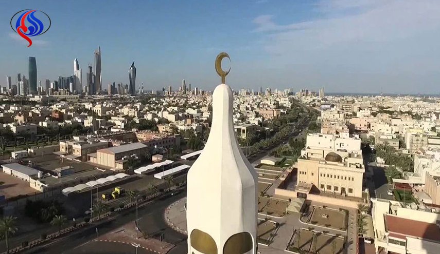 بالصورة ..مؤذّن يعتدي على إمام  مسجد في الكويت، والسبب؟!