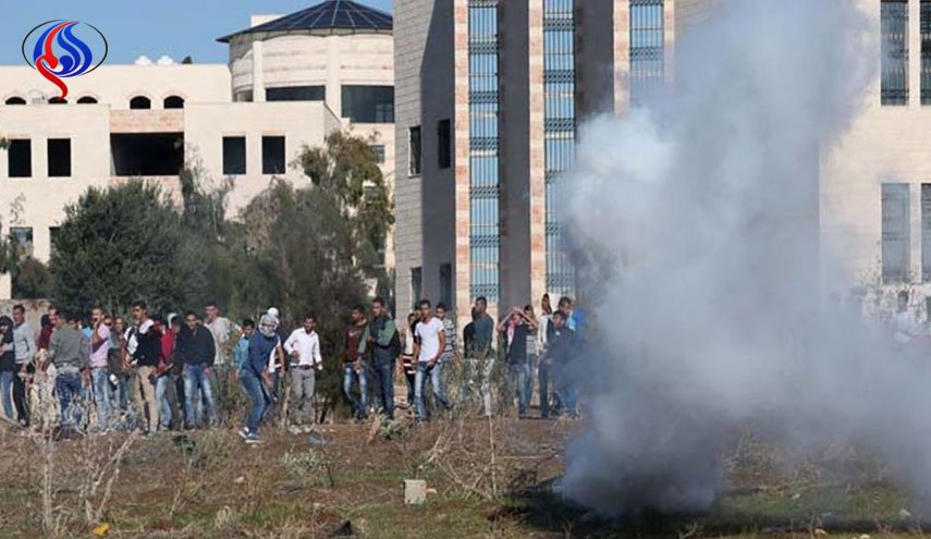 طلبة الخليل وطولكرم يشتبكون مع قوات الاحتلال.. والحصيلة عشرات الاصابات