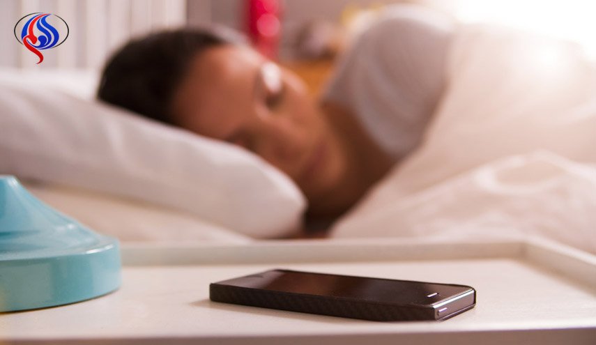 چرا نباید کنار تلفن همراه‌ بخوابیم؟