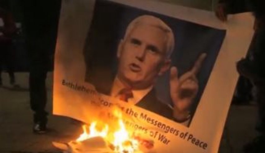 بالصور.. متظاهرون فلسطينيون يحرقون صور مايك بنس